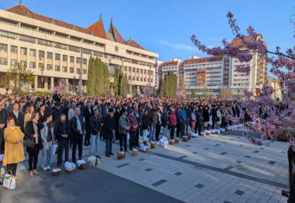 MIERCUREA-CIUC: TRADIȚIONALUL CEREMONIAL DE SFINȚIRE A BUCATELOR DE PAȘTELE CATOLIC