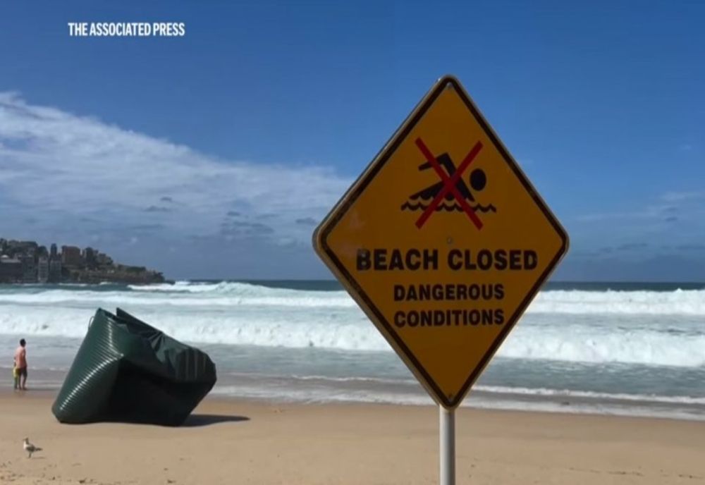 VALURILE VIOLENTE FAC VICTIME ÎN ESTUL AUSTRALIEI