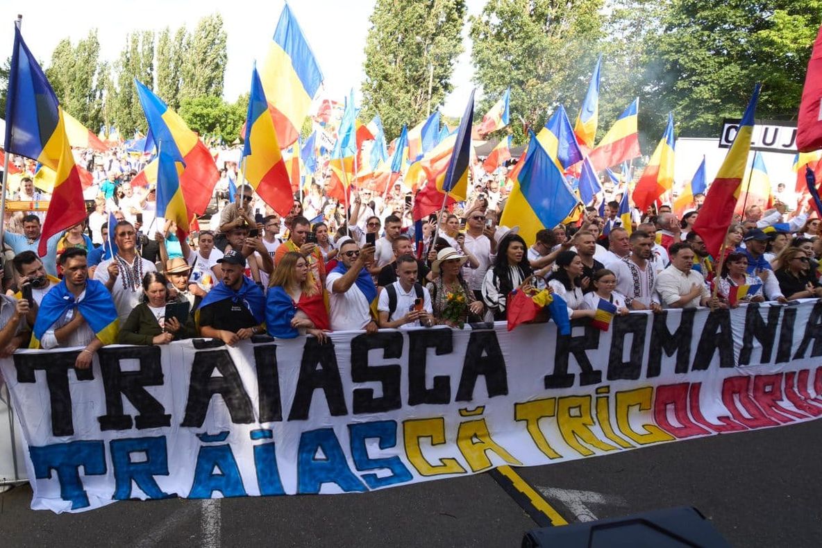 MII DE ROMÂNI CU STEAGURI TRICOLORE AU MARSĂLUIT LA TÂRGU MUREȘ DE ZIUA DRAPELULUI NAȚIONAL