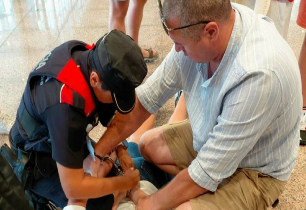 UN JANDARM ROMÂN AFLAT ÎN CONCEDIU A AJUTAT LA PRINDEREA UNOR FUGARI ÎN AEROPORTUL DIN BARCELONA 