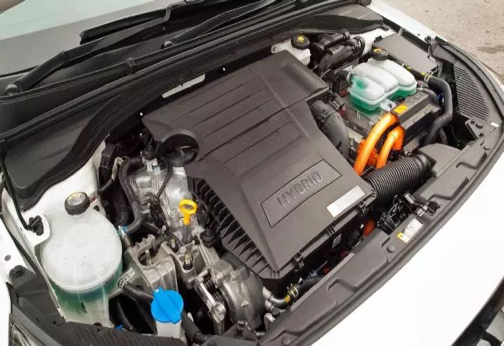 Proprietarii de maşini hibride vor plăti în 2026 un impozit mai mare