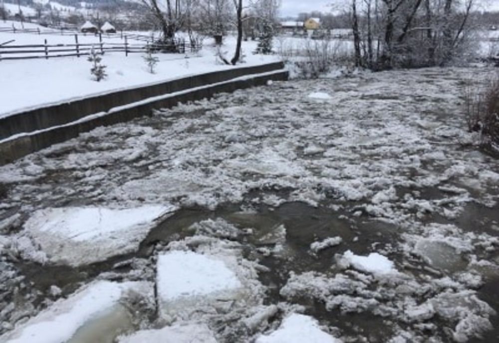 Un bărbat a căzut sub gheața râului Mureș în timp ce a încercat să-și salveze câinele. A fost salvat la timp de un pompier scafandru
