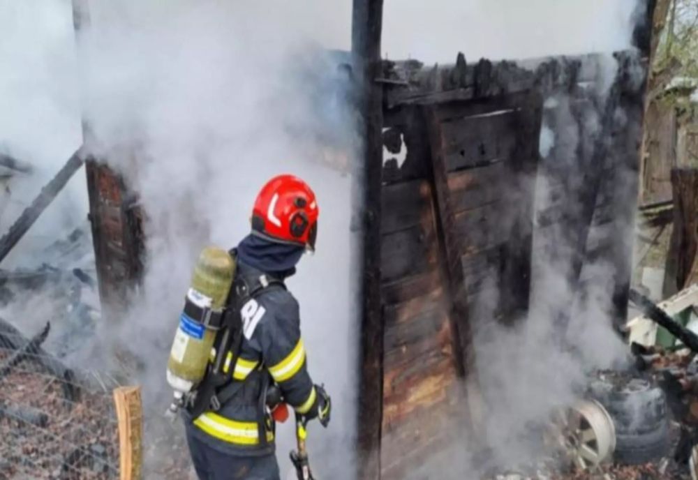 Incendiu la o casă din Mureș. Două persoane, găsite în stop cardio-respirator. Pompierii au început manevrele de resuscitare