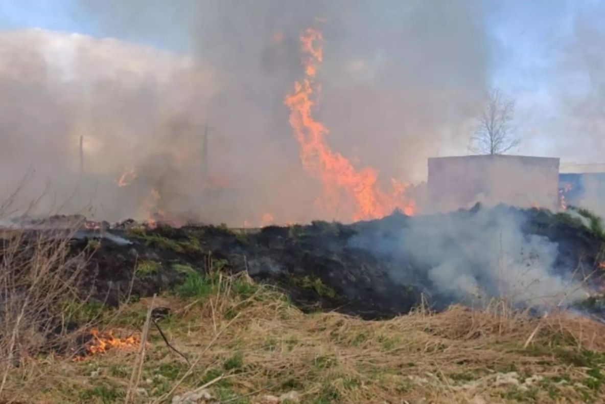 Incendiu masiv în județul Mureș. Pompierii încearcă de mai bine de două zile să stingă flăcările care au cuprins patru tone de deșeuri