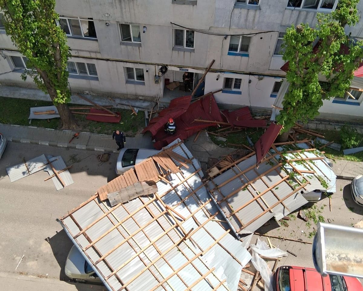 Un bărbat a murit, după ce a fost lovit de un acoperiș prăbușit în Vaslui - VIDEO