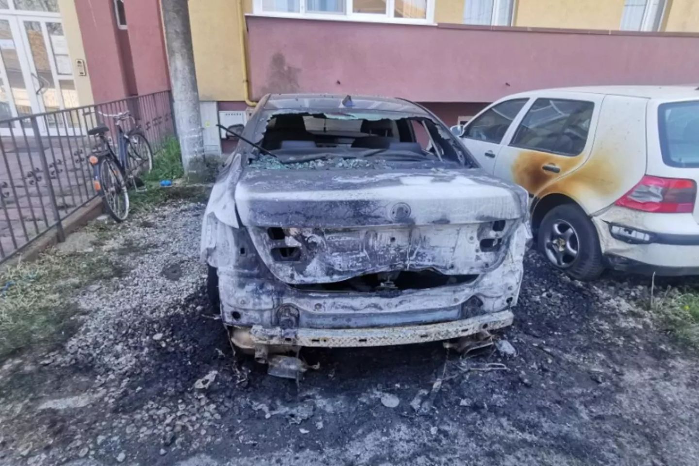 Incendiere din răzbunare în Făgăraș: trei bărbați au distrus complet o mașină pentru o poliță mai veche. Au fost arestați