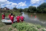 Doi copii, căutați de pompieri după ce ar fi căzut în râul Mureș. Un elicopter SMURD a fost trimis în zonă