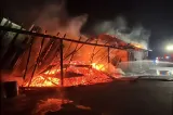 Incendiu puternic la un depozit de cărbuni din Mureș. O hală industrială și o casă au fost mistuite de flăcări