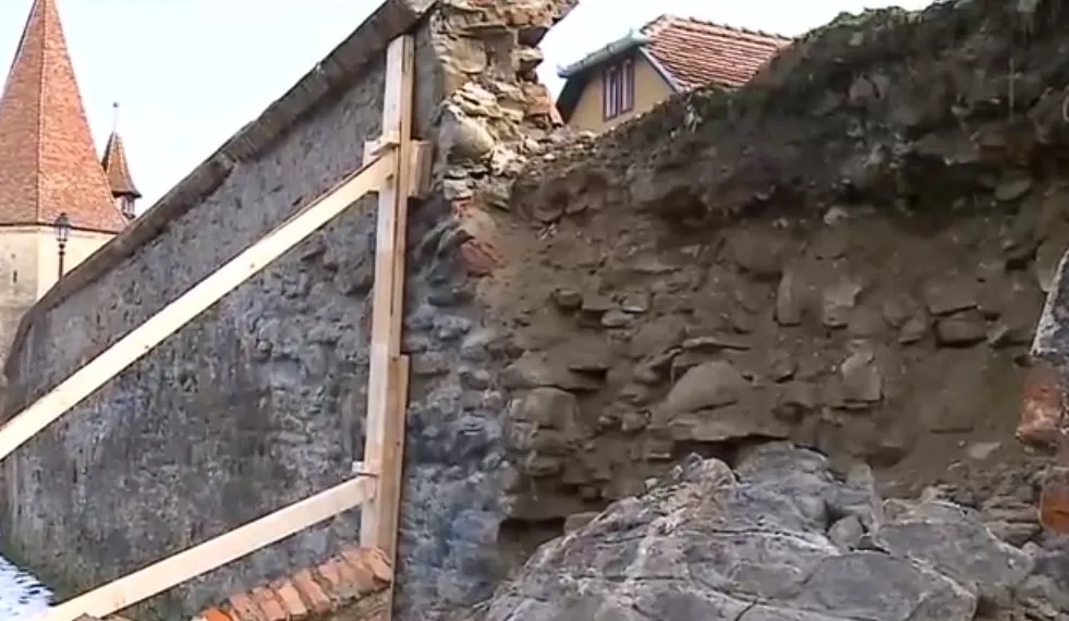 zid-cazut-sighisoara