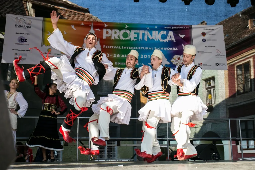 PRO ETNICA
