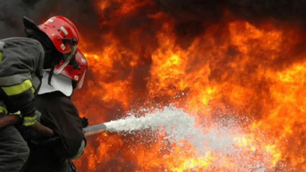 INCENDIU: 33 de adulți și 5 copii au fost evacuați dintr-un bloc din Târgu Mureș