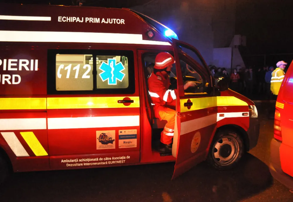 ASEARĂ: Victimă blocată în mașină, după un accident la Nazna