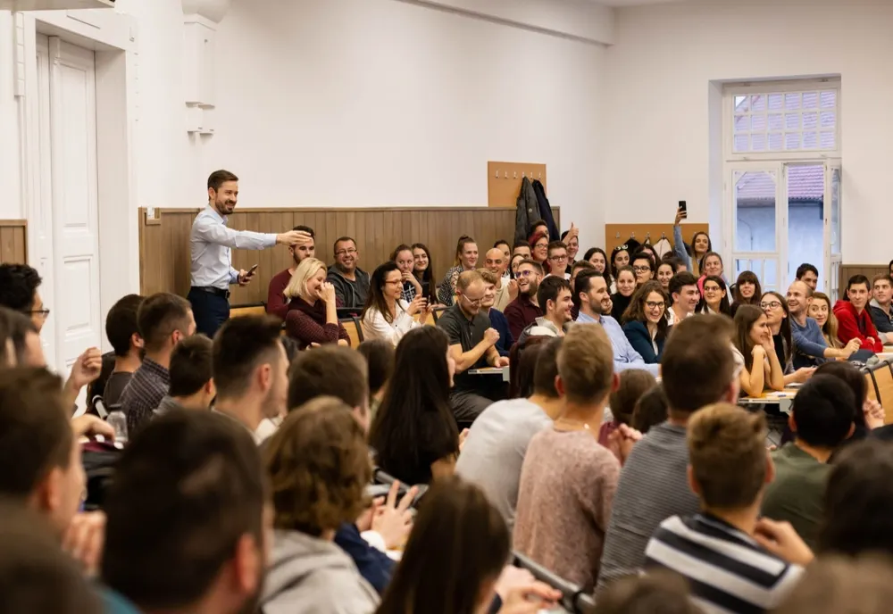 DESPRE VORBITUL ÎN PUBLIC. Studenții mureșeni, total captivați de un seminar de gestionare a emoțiilor