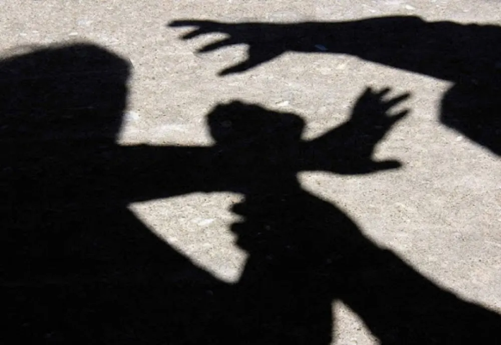 Femeie bătută de propriul fiu! Acesta s-a îmbătat şi a agresat-o