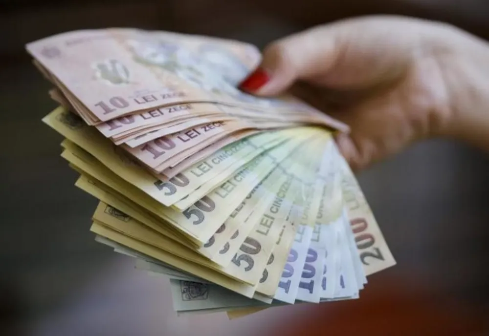 Femeie de 90 de ani păcălită de un bărbat: i-a furat 750 de lei