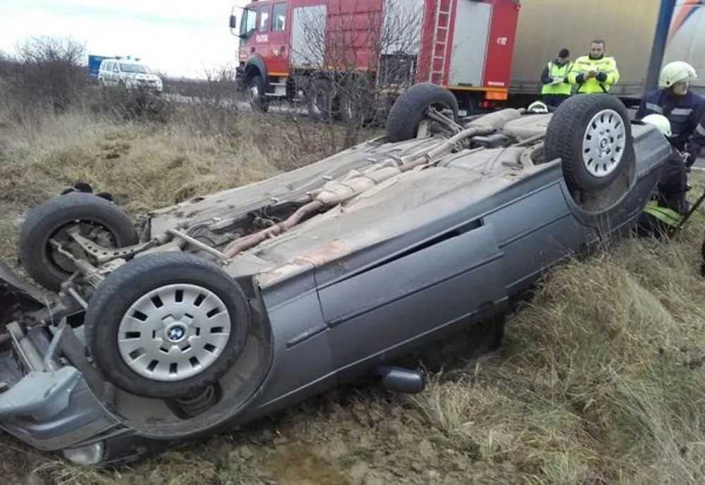 O şoferiţă de 42 de ani s-a răsturnat cu maşina pe DN15 E60