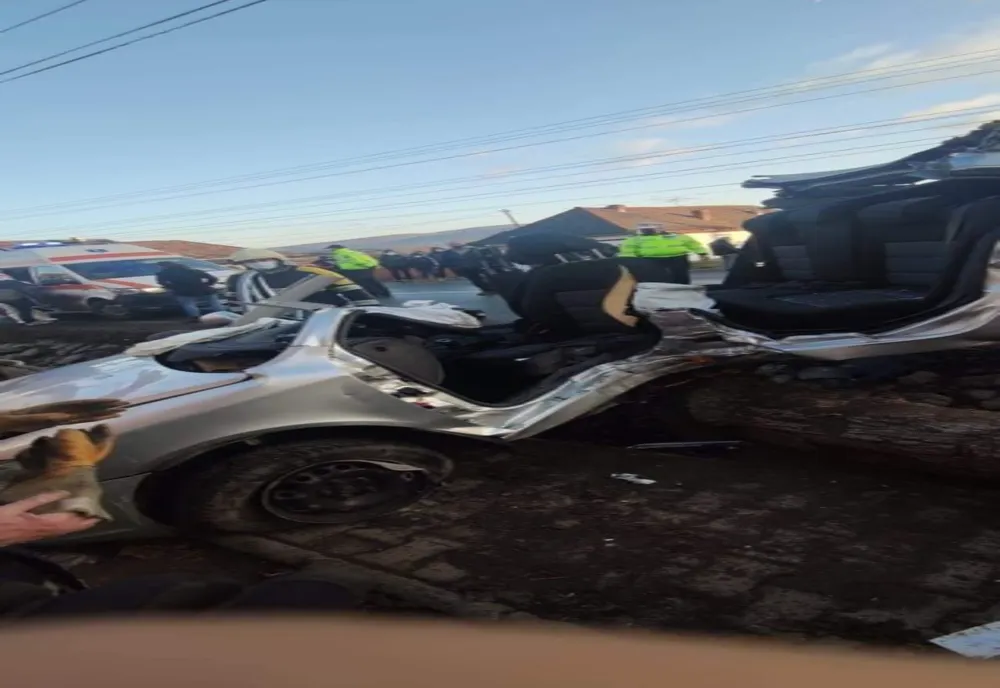FOTO | Grav accident în Sângeorgiu de Pădure! Două victime după ce o maşină s-a rupt în două