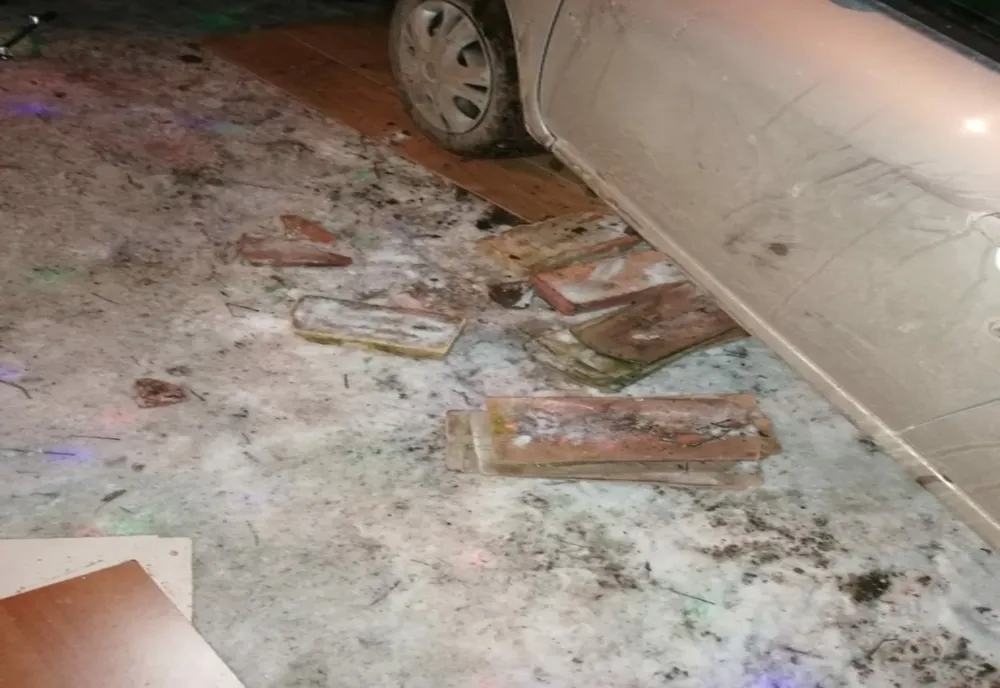 FOTO | Tragedie în județul Mureș! Un bărbat a murit după ce mașina pe care o repara a căzut peste el