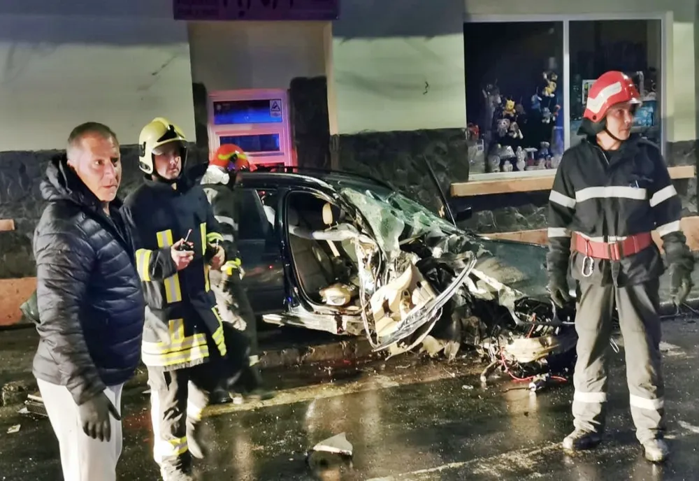 FOTO: Accident violent în Târnăveni: doi tineri răniți foarte grav și un autoturism făcut praf! La volan era un  tânăr din Sibiu