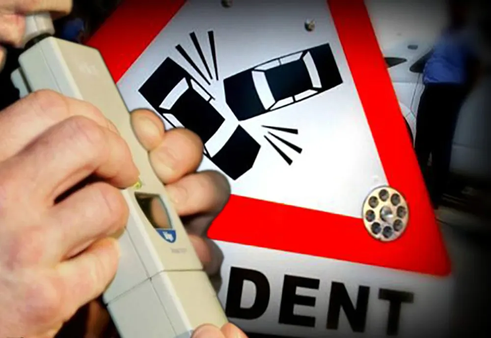 Șofer din Mureș, beat mort și fără permis, reținut de polițiști! A distrus patru autoturisme și un panou publicitar