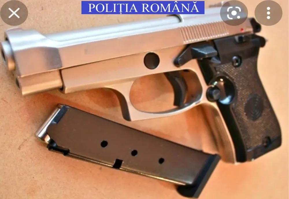 Tânăr din Mureș, reținut pentru deținere ilegală de armă! Polițiștii i-au percheziționat locuința, după ce s-a dat singur de gol