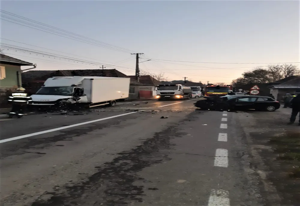 Accident pe DN13A în Chibed! O femeie din Gheorgheni a fost rănită după impactul dintre un autoturism şi o autoutilitară (FOTO)