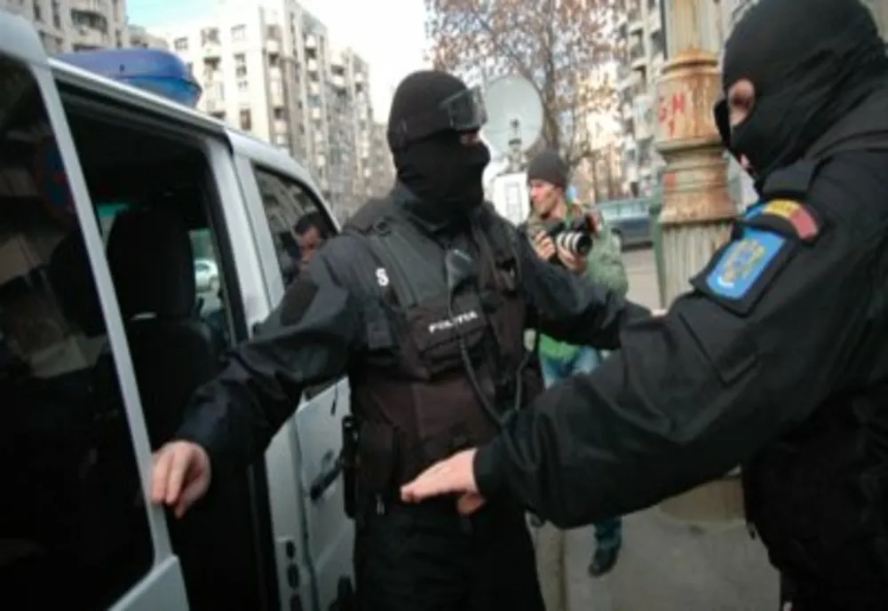 Percheziţii pentru destructurarea unui grup infracţional organizat specializat în trafic de persoane şi proxenetism
