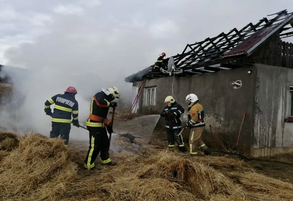 Acoperișul unei case din Sardu Nirajului, mistuit de flăcări
