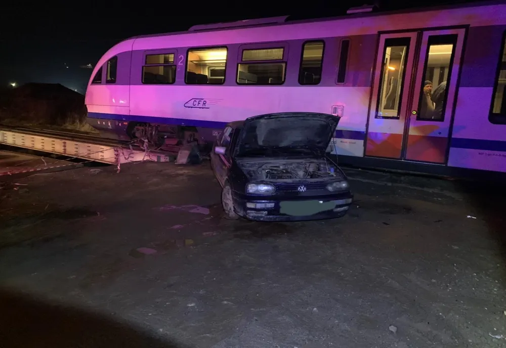 Accident feroviar în Sighişoara! O maşină a fost lovită de tren (FOTO)