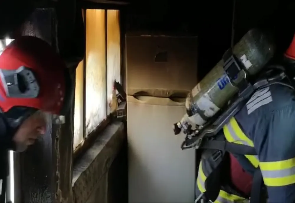 Incendiu într-un apartament din Târgu Mureş! O femeie a primit îngrijiri medicale