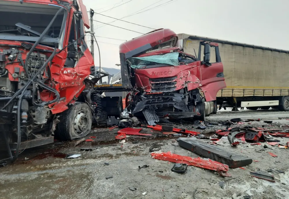 Accident: Coliziune frontală între două autocamioane în Nadeș (FOTO)