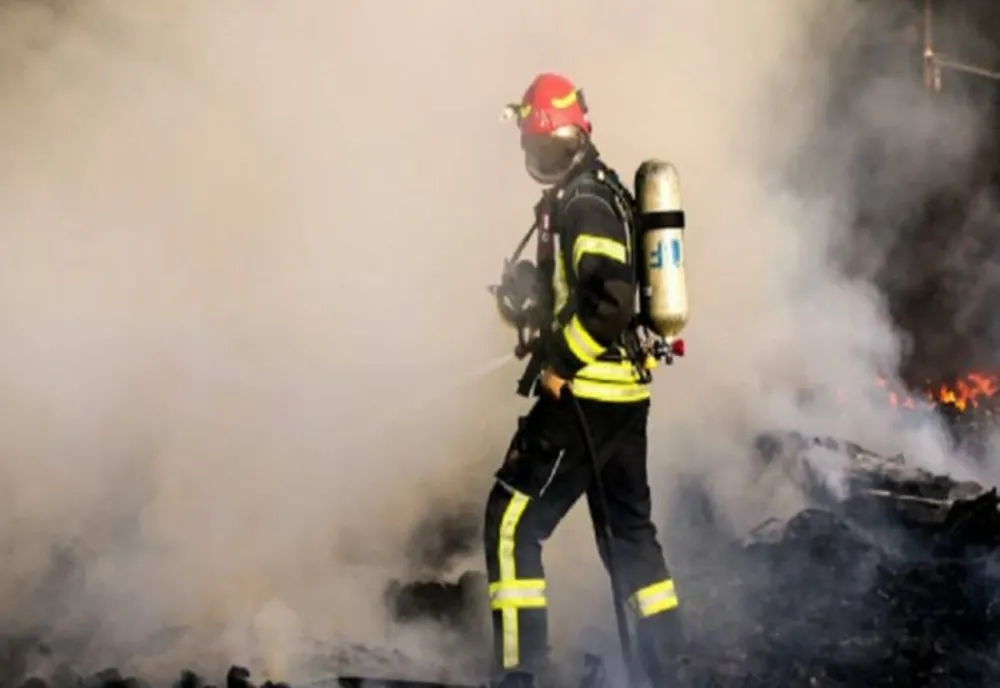 O femeie din Sibiu a murit carbonizată într-un incendiu! Au intervenit pompierii mureșeni