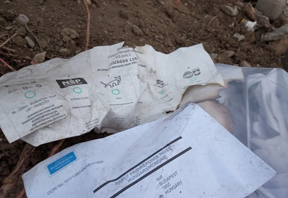 Buletine de vot din Ungaria aruncate pe un câmp din Livezeni! Poliţiştii fac cercetări (FOTO)