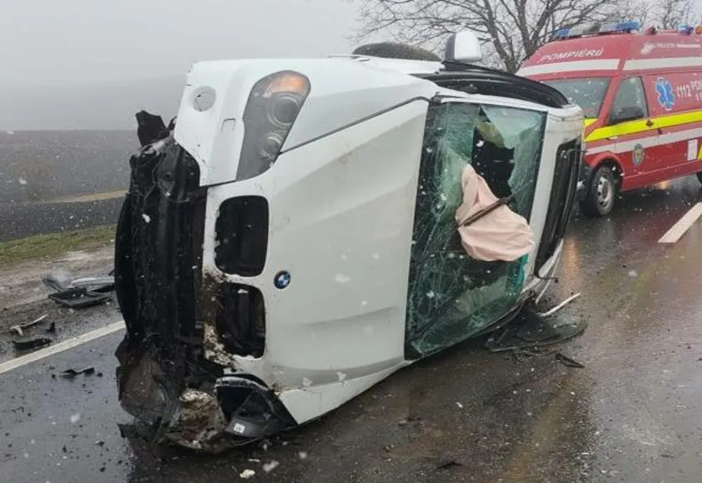 Accident între Crăiești și Fărăgău! Două persoane au ajuns la spital după ce s-au răsturnat cu maşina (FOTO)