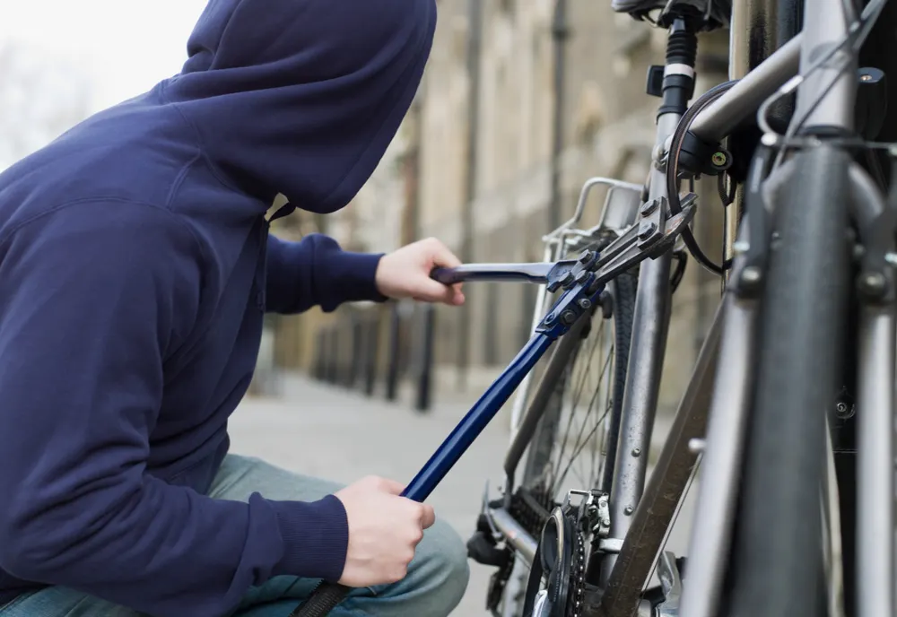 Bărbat reţinut pentru 24 de ore după ce a furat o bicicletă