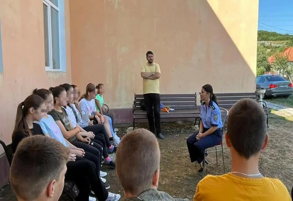 Şcolile de Vară din mediul rural - prilej de întâlnire între poliţiştii mureşeni şi copii