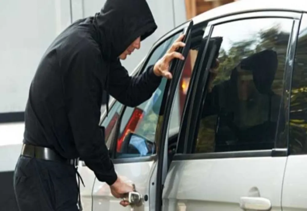 Patru bărbaţi au furat 27.000 de euro dintr-o maşină parcată în curtea unei case din localitatea Vătava