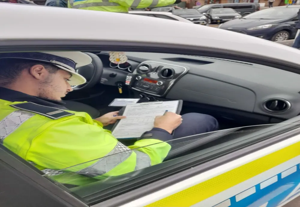Șoferi care au folosit telefonul mobil la volan, sancționați de polițiștii mureșeni! Alți doi, lăsați fără permis