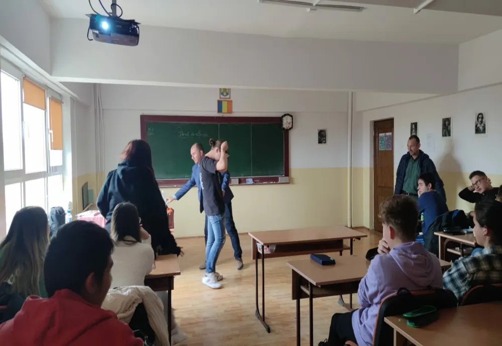 Activități de prevenire a consumului de droguri la Liceul Tehnologic Nr.1 din Luduș (FOTO)