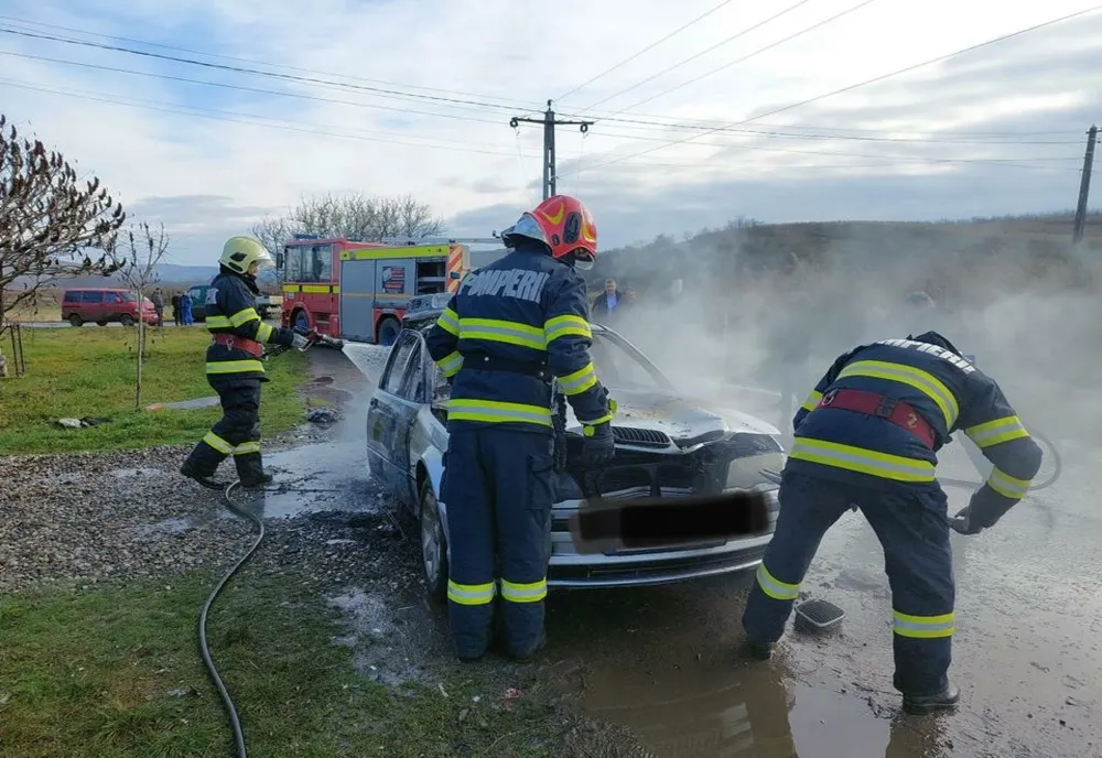 Maşină distrusă de incendiu în localitatea Șăulia (FOTO)