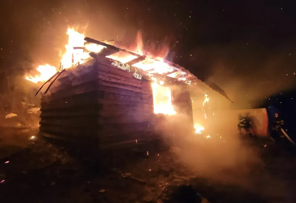Casă din Ivănești, afectată de un incendiu violent