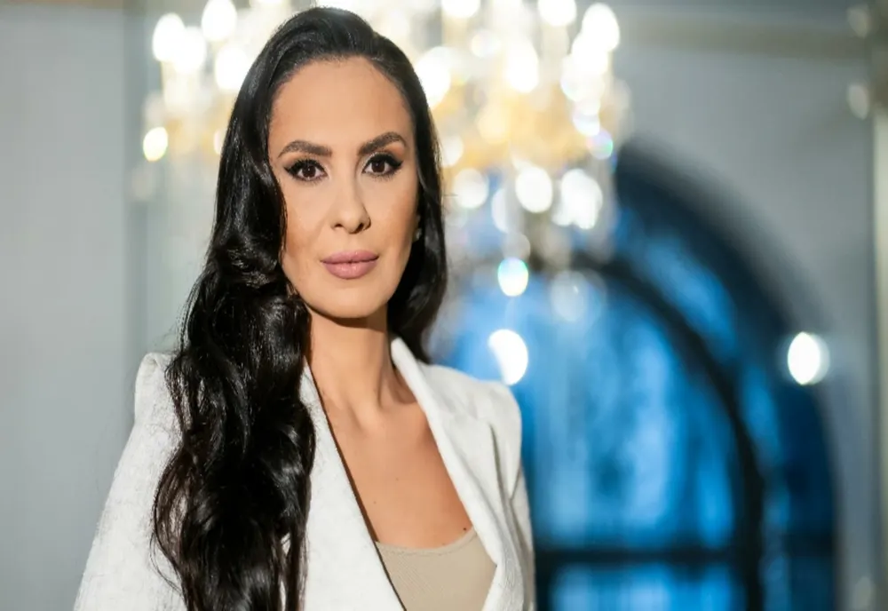 Alexandra Păcuraru | Viitorul României caută viață în brațele străinilor