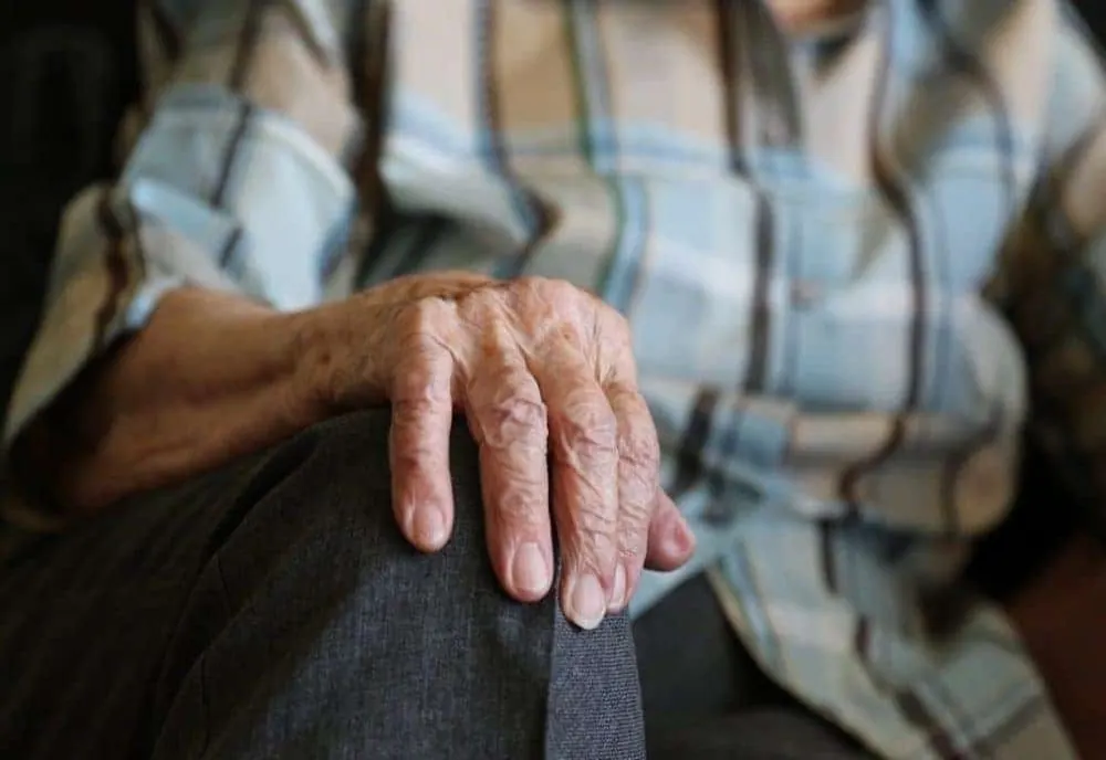  Bătrân păcălit în timp ce îşi cumpăra oale. Cum l-a lăsat un șarlatan din Mureș fără 2.400 de lei