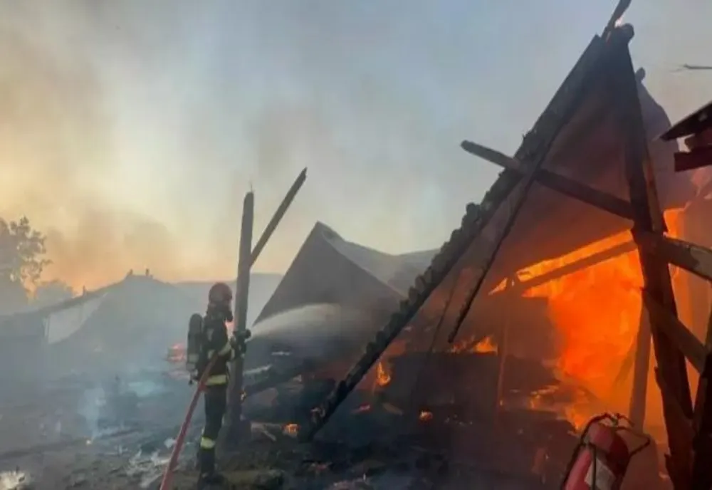 Incendiu uriaș la un depozit de carburant și material lemnos, în Mureș - O persoană A MURIT, alte 3 sunt în stare gravă