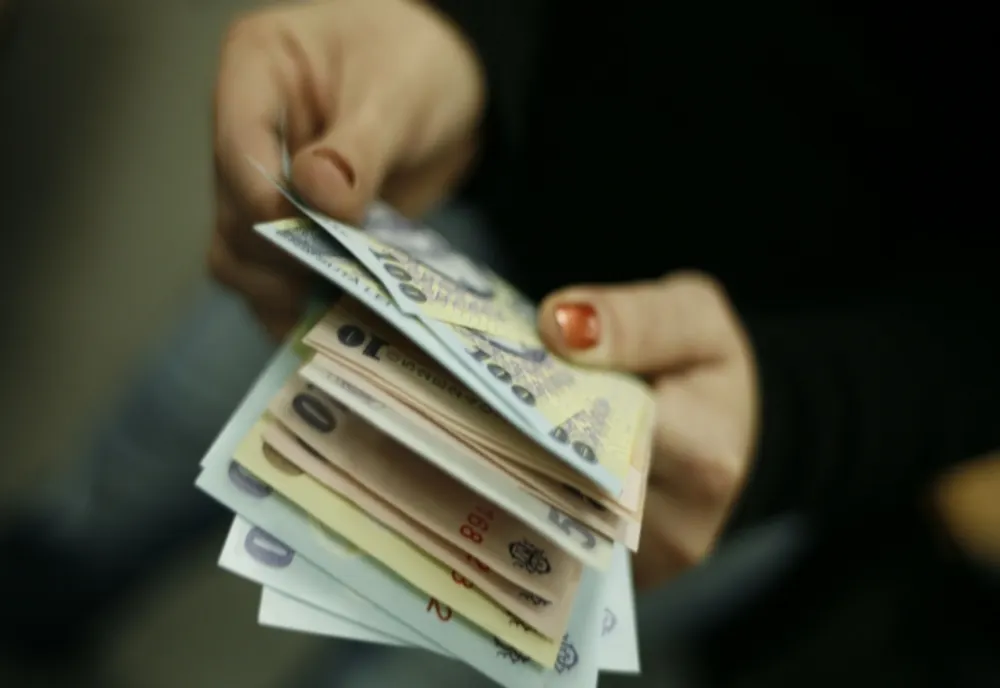 Limitarea plăților cash pune probleme oamenilor din mediul rural: "De unde card aici?"