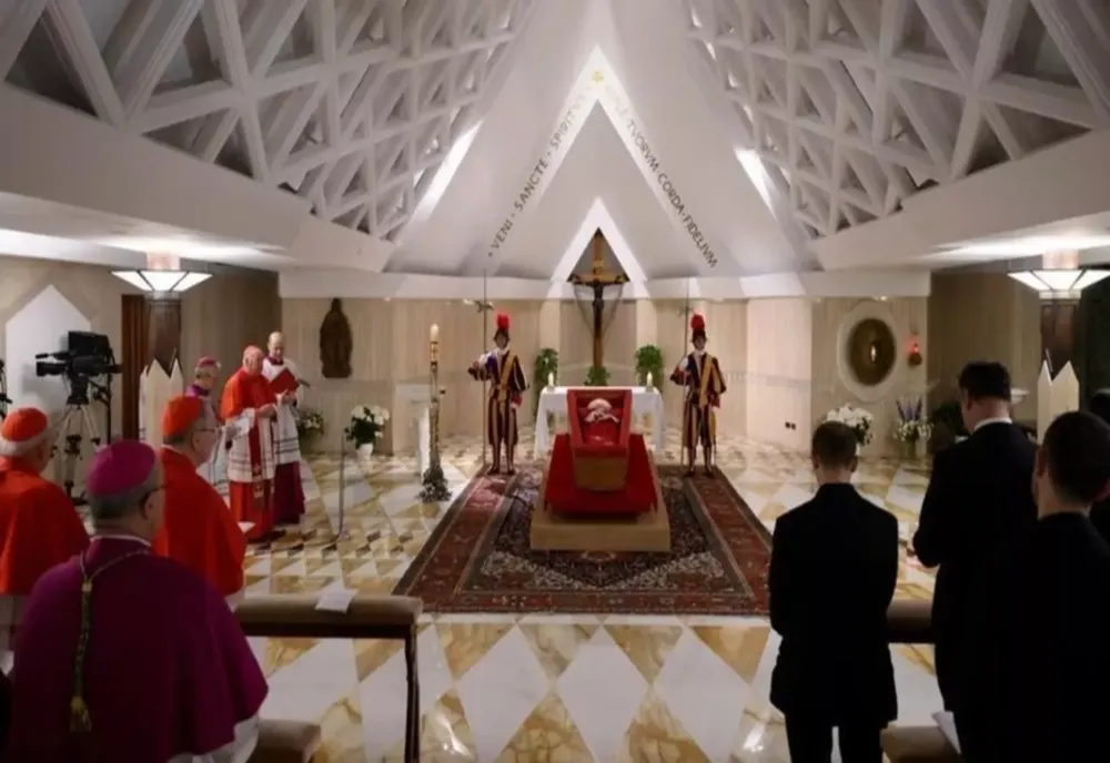 EROARE GRAFICĂ PE MORMÂNTUL PAPEI FRANCISC: INSCRIPȚIA NU RESPECTĂ REGULILE DE DESIGN