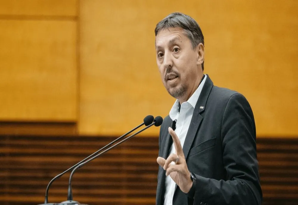 Trei greșeli grave într-o singură propoziție la Ministerul Educației. Daniel David a rămas mască atunci când a văzut foaia