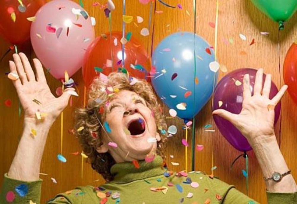 SĂ CURGĂ ȘAMPANIA! Revelion cu 15 lei, pentru pensionarii din Târgu Mureș