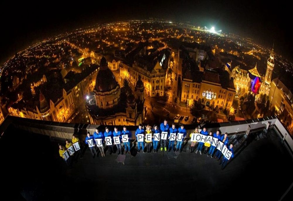 Tinerii liberali din Mureș, lanț uman la înălțime pentru Klaus Iohannis