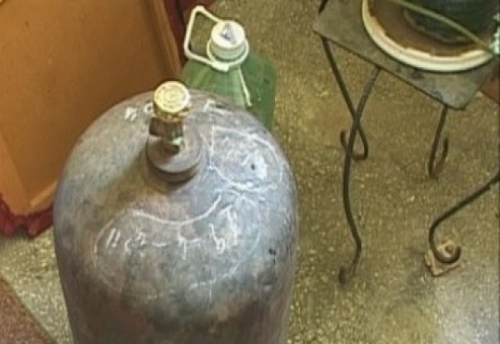 POMPIERII AU SPART UȘA! Dintr-un apartament din cartierul Aleea Carpați venea miros de gaz